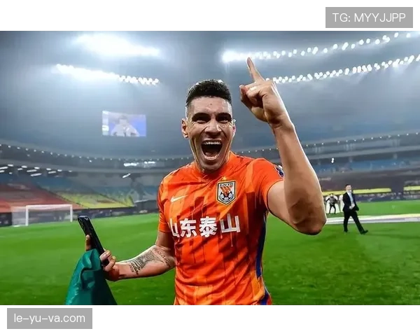 从青训新星到足坛传奇：一位足球巨星的崛起之路与深远影响