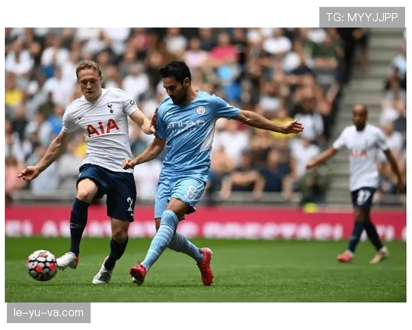 热刺高位压迫战术下，防线空当频现，快速反击威胁加剧